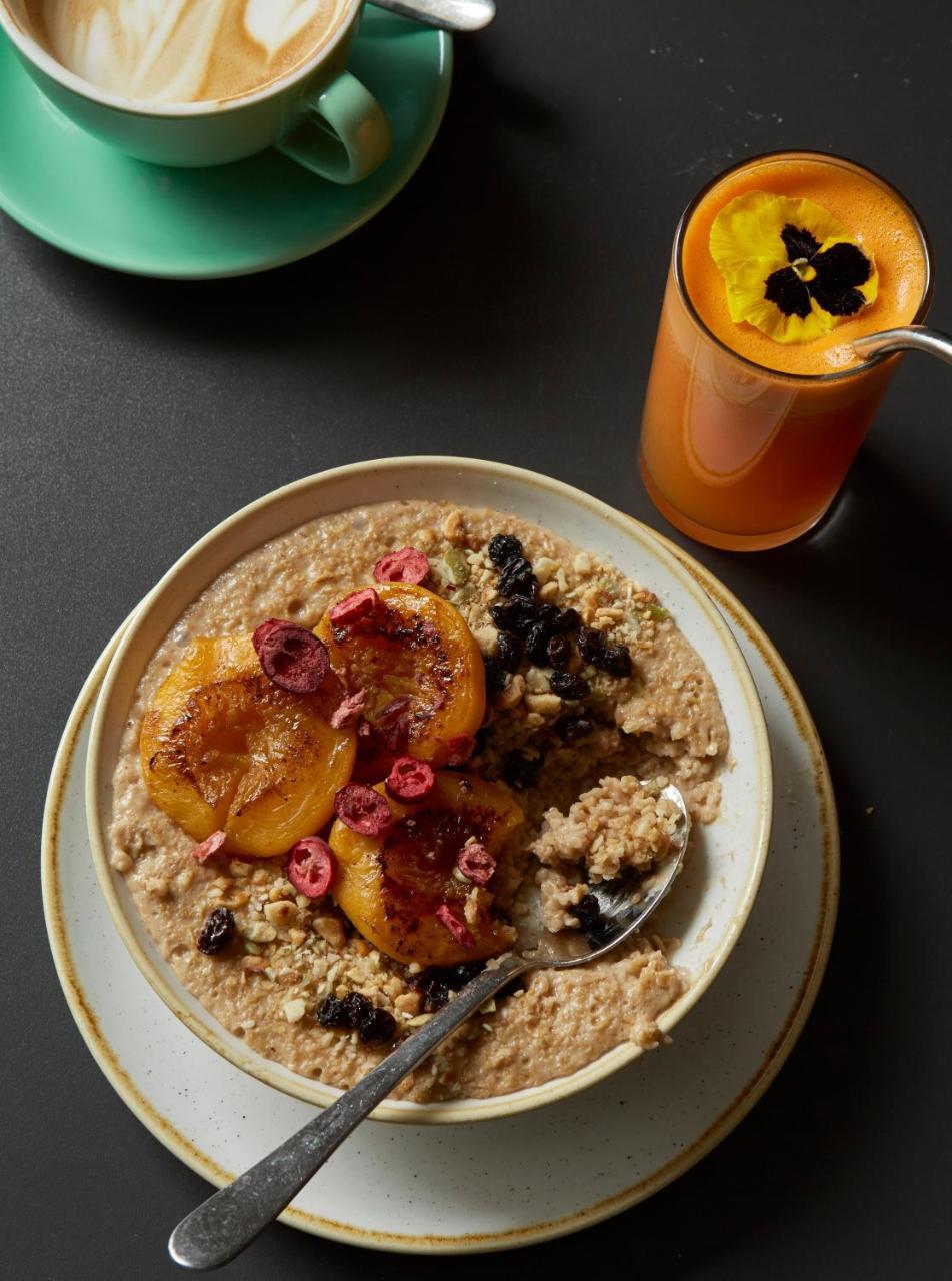 Bed and Breakfast Whitehouse Рай Экстерьер фото Oatmeal with fruit