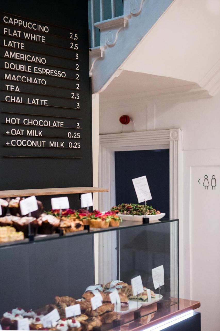 Bed and Breakfast Whitehouse Рай Экстерьер фото Menu at a cafe